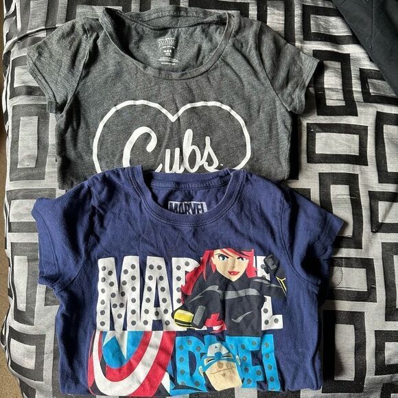 Cubs t-shirt and Marvel t-shirt Girls 2 lot bundle , vneck - Picture 8 of 9